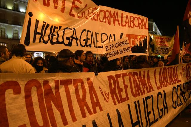 Miles de personas protestan en la Puerta del Sol contra la Reforma Laboral