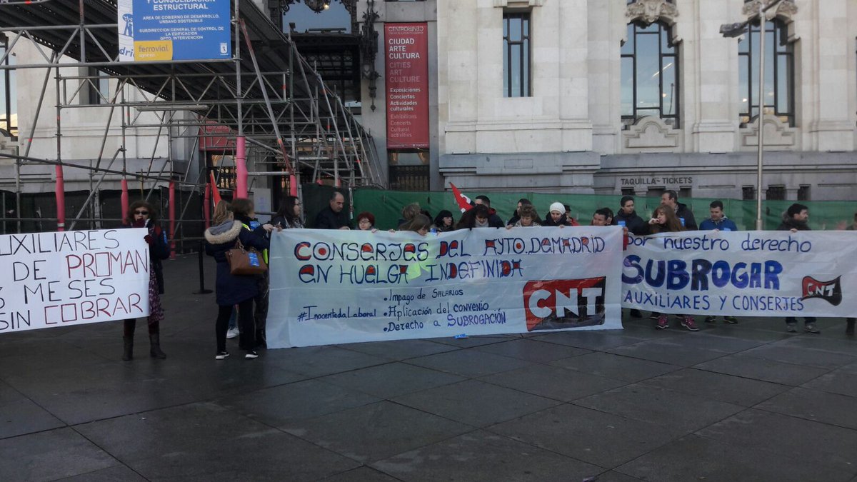 Auxiliares en huelga indefinida se concentran frente al Ayuntamiento de Madrid